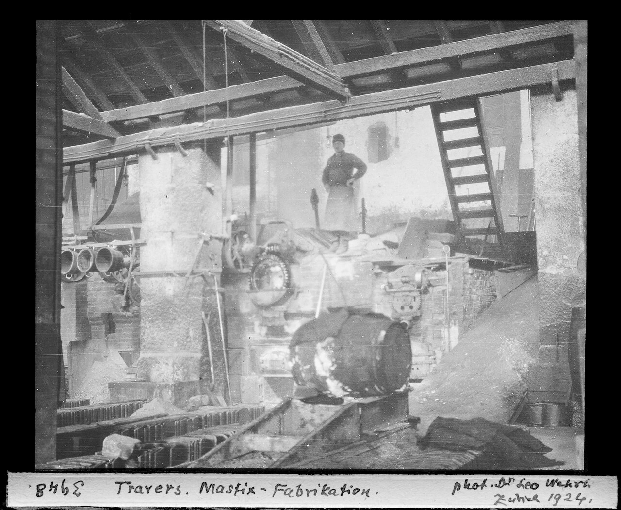 Fabrication du mastic d’asphalte à Travers en 1924, photographie historique en noir et blanc.
