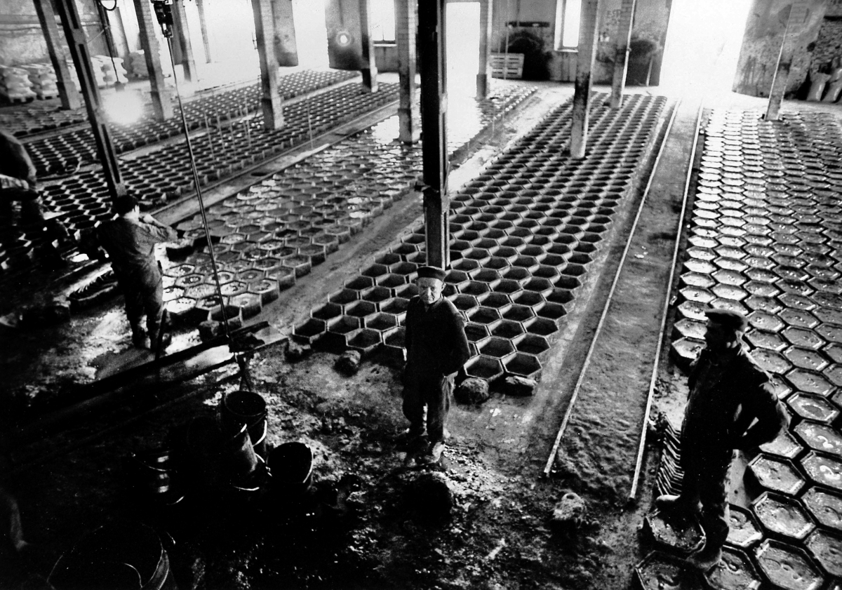 Moulage de l’asphalte du Val-de-Travers en pains hexagonaux vers 1930.