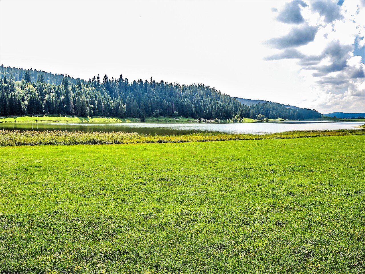 Le lac des Taillères, dans la haute vallée de La Brévine.