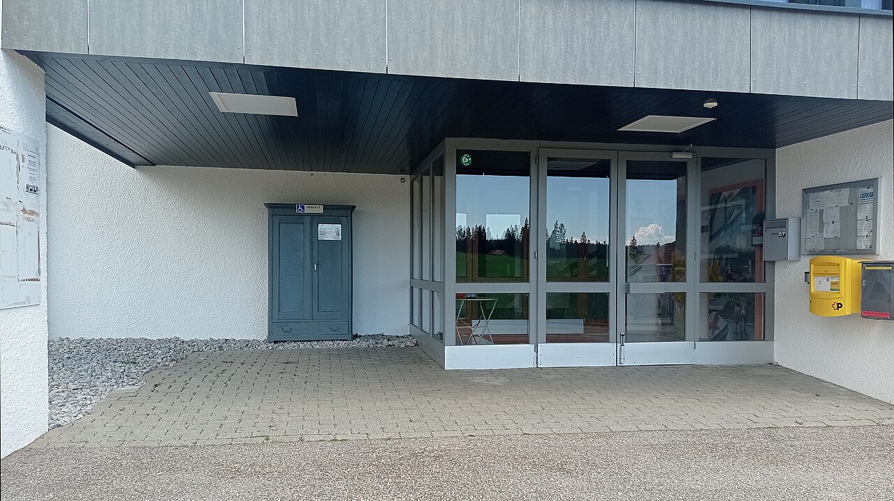 Salle communale et boîte à livres du Cerneux-Péquignot.