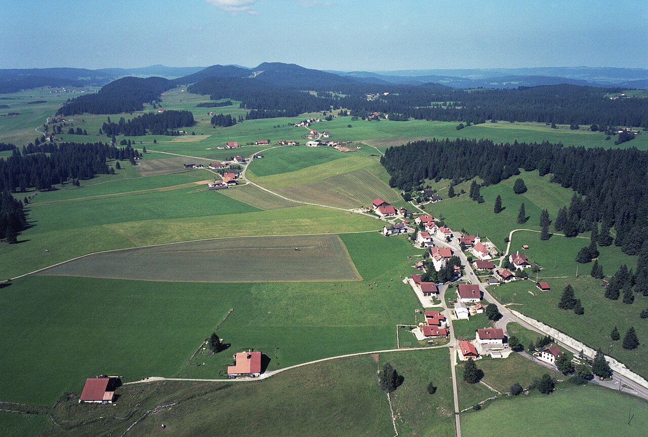 Vue du Cerneux-Péquignot depuis l'est.
