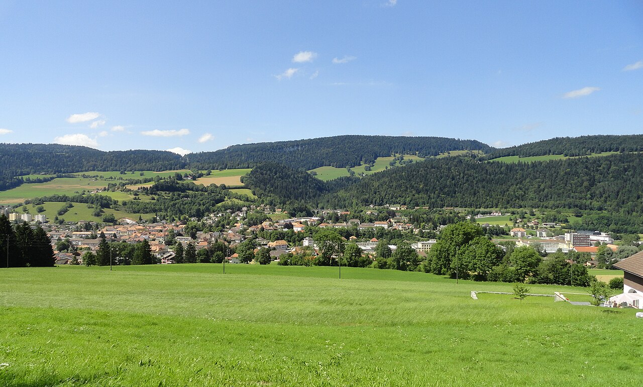 Vue sur le village de Couvet.