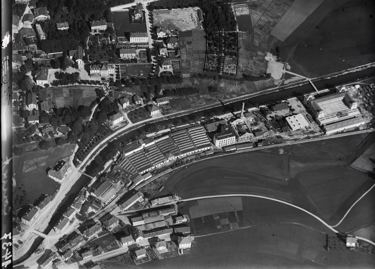 Vue aérienne historique de l'usine Dubied à Couvet et de l'Areuse, 1919.