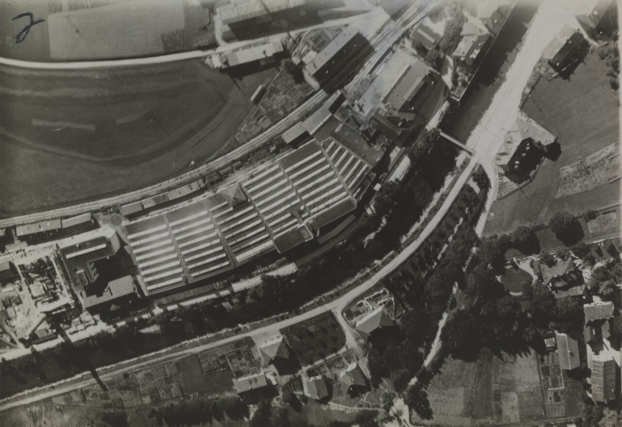 Vue aérienne des bâtiments industriels de Dubied à Couvet entre 1918 et 1937.