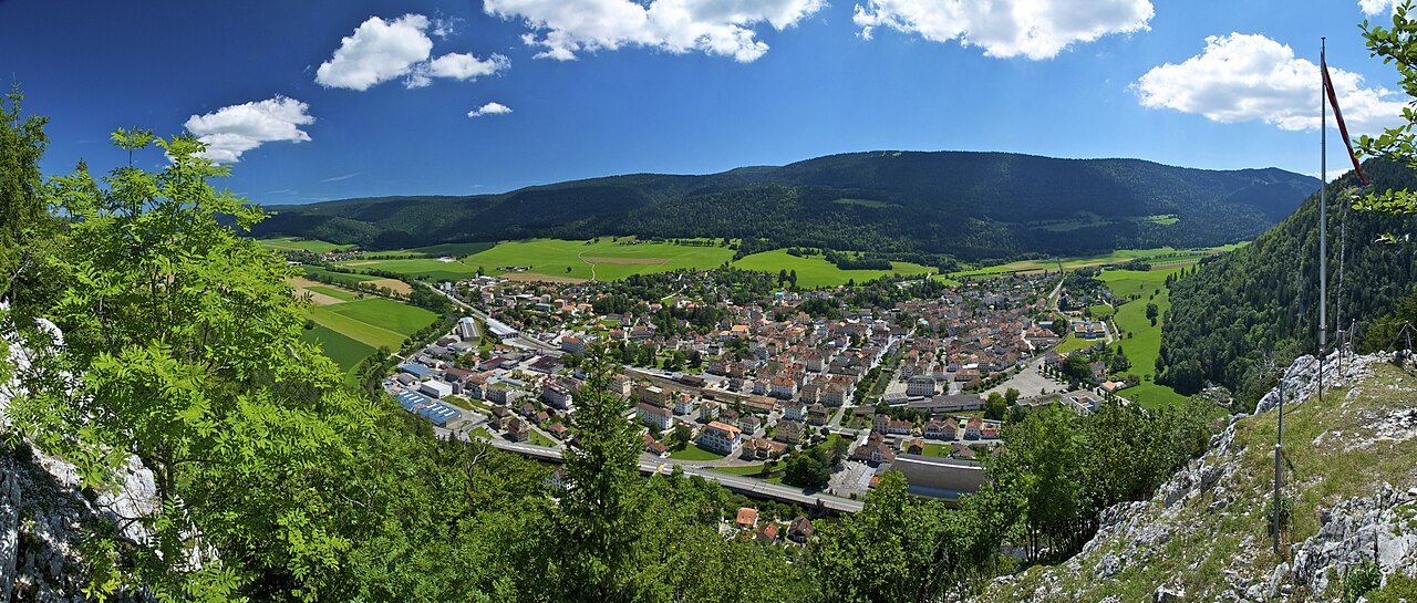 Vue panoramique sur Fleurier et les hauteurs du Jura.