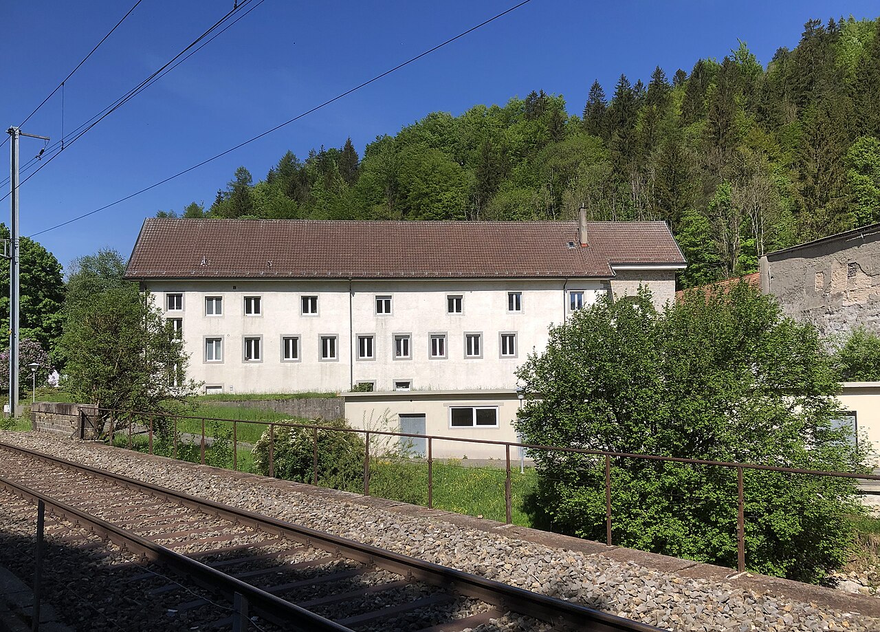Bâtiment de l'ancienne cimenterie du Furcil à Noiraigue, photographié en 2022.