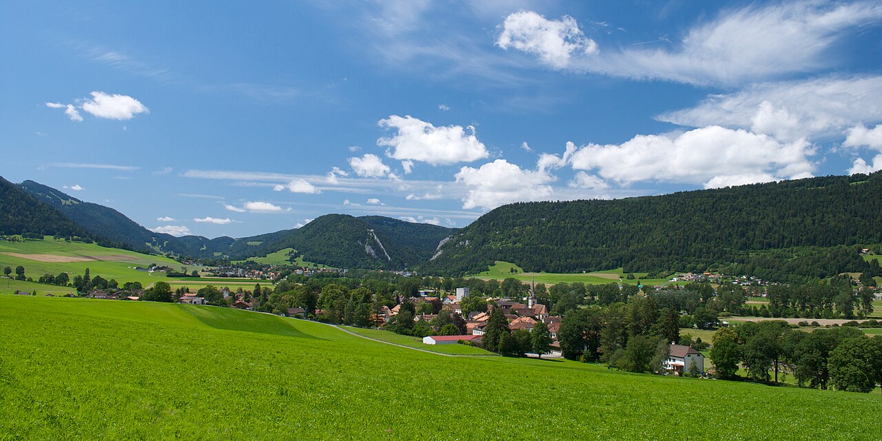Panorama du Val-de-Travers depuis Môtiers.