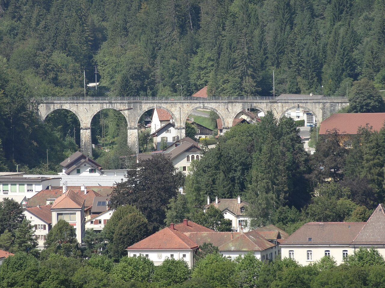 Le viaduc ferroviaire de Couvet, témoin des infrastructures de la vallée.