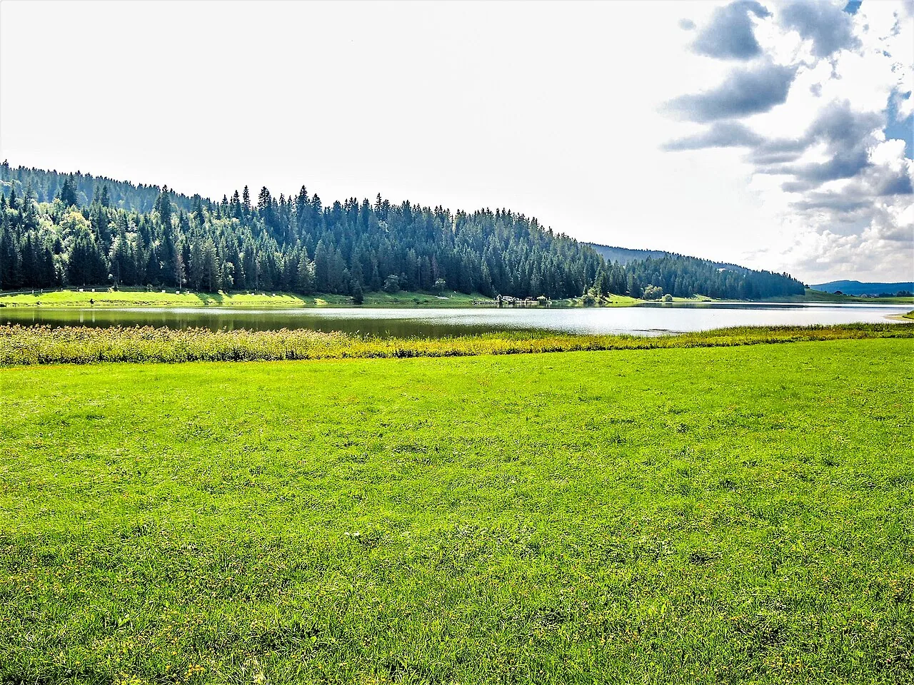 Le lac des Taillères, dans la haute vallée de La Brévine.