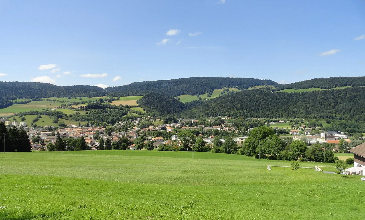 Vue sur le village de Couvet.