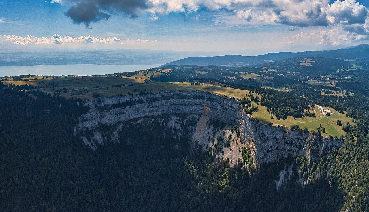 Le cirque calcaire du Creux du Van.