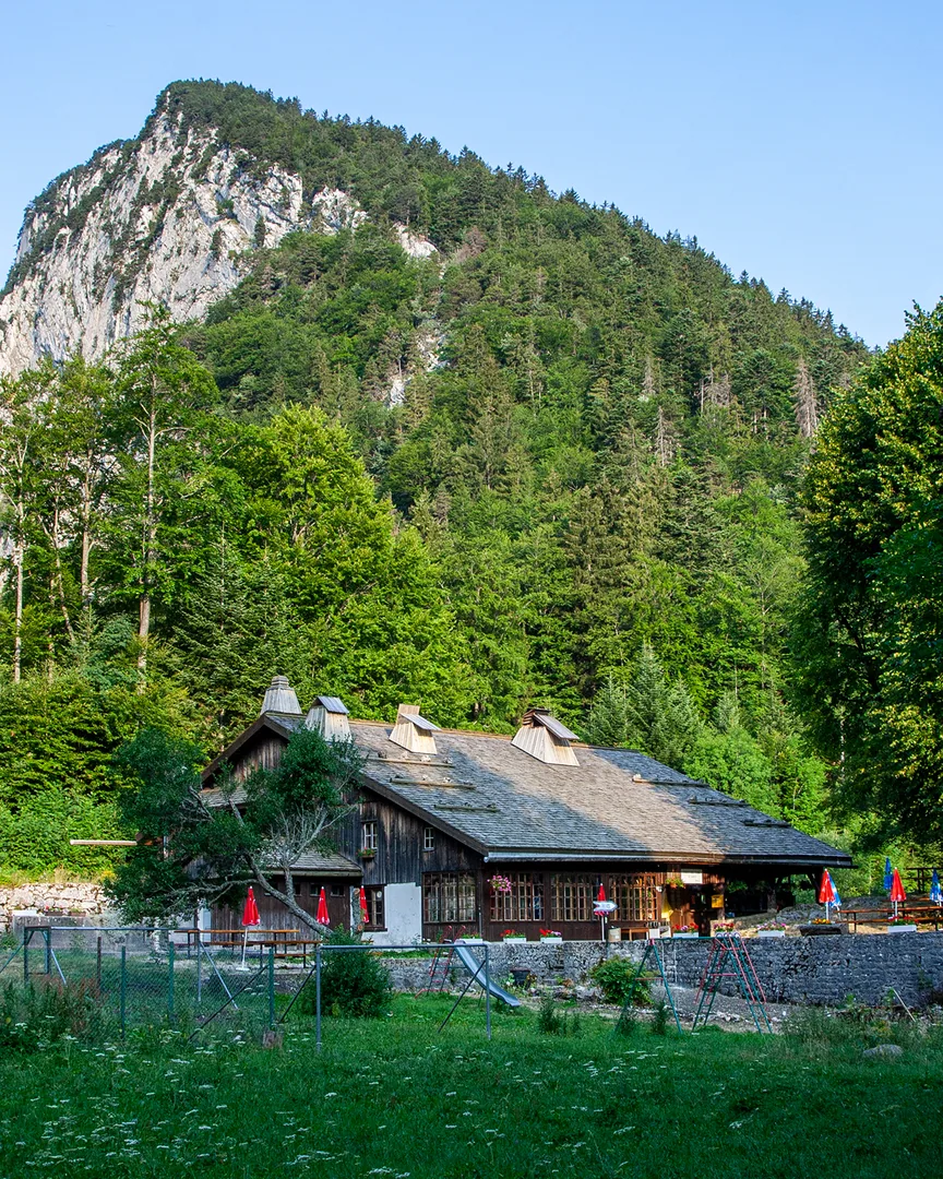 La Ferme Robert, bâtiment historique situé au pied du Creux du Van, près de Noiraigue.