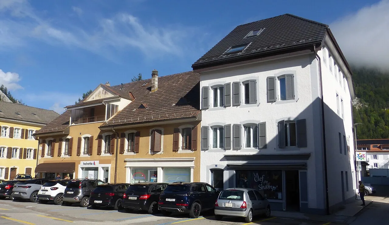 Façades des immeubles aux numéros 20 et 22 de la Grand-Rue à Fleurier.