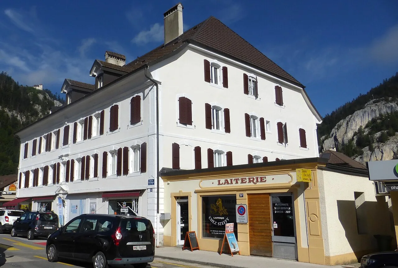 Vue des bâtiments Grand-Rue 26 et 26a à Fleurier, devant la laiterie.