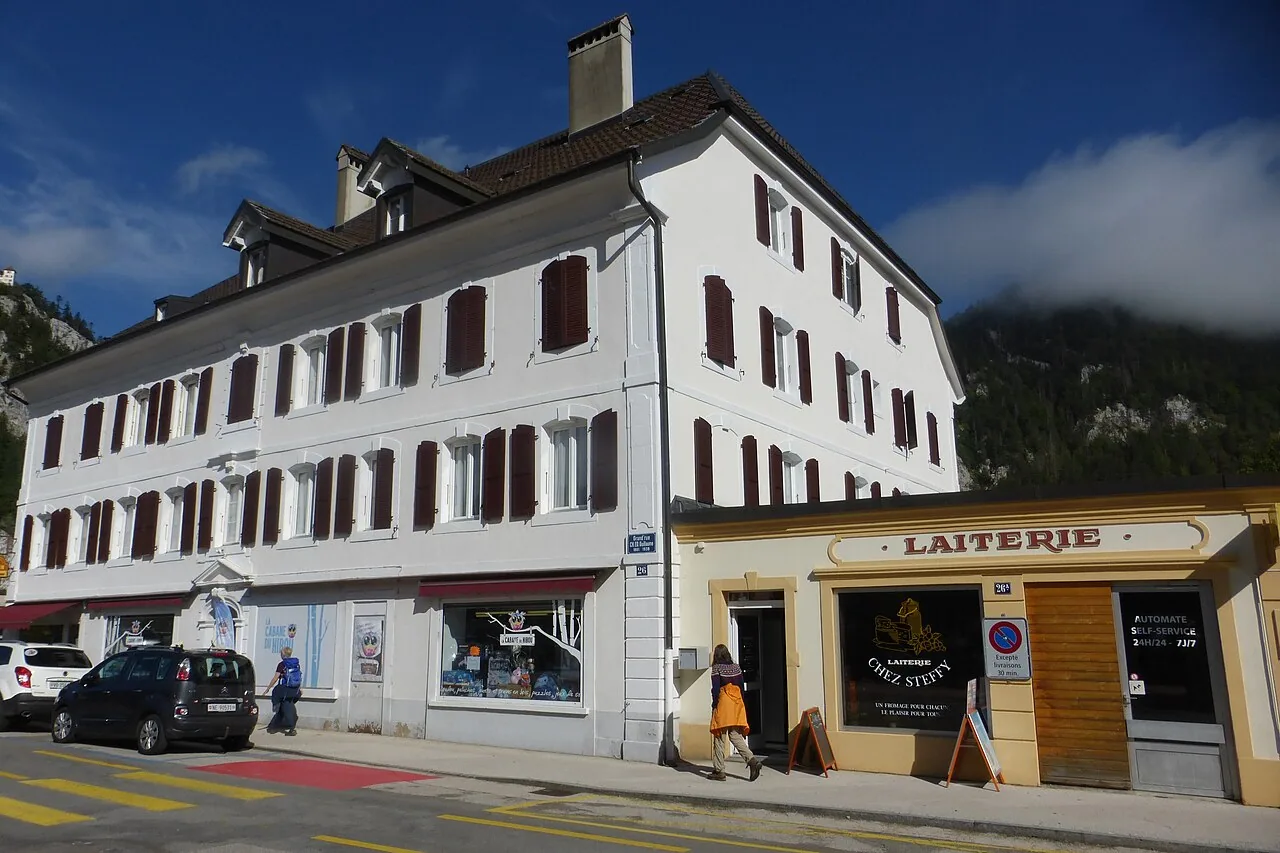Autre photographie de la rue devant les numéros 26 et 26a de la Grand-Rue à Fleurier.