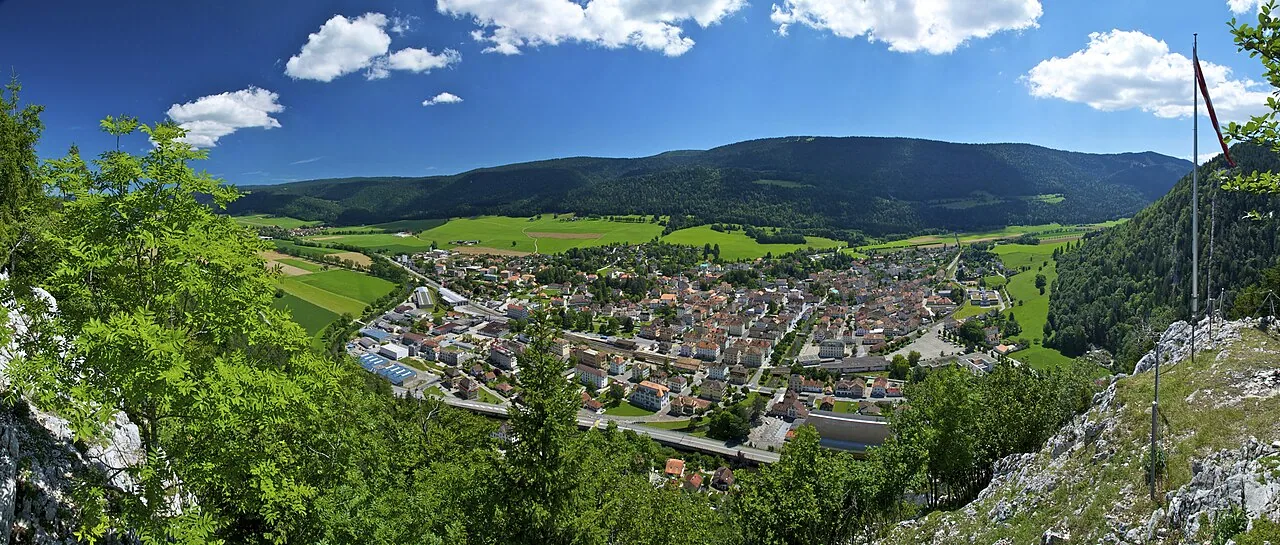 Vue panoramique sur Fleurier et les hauteurs du Jura.