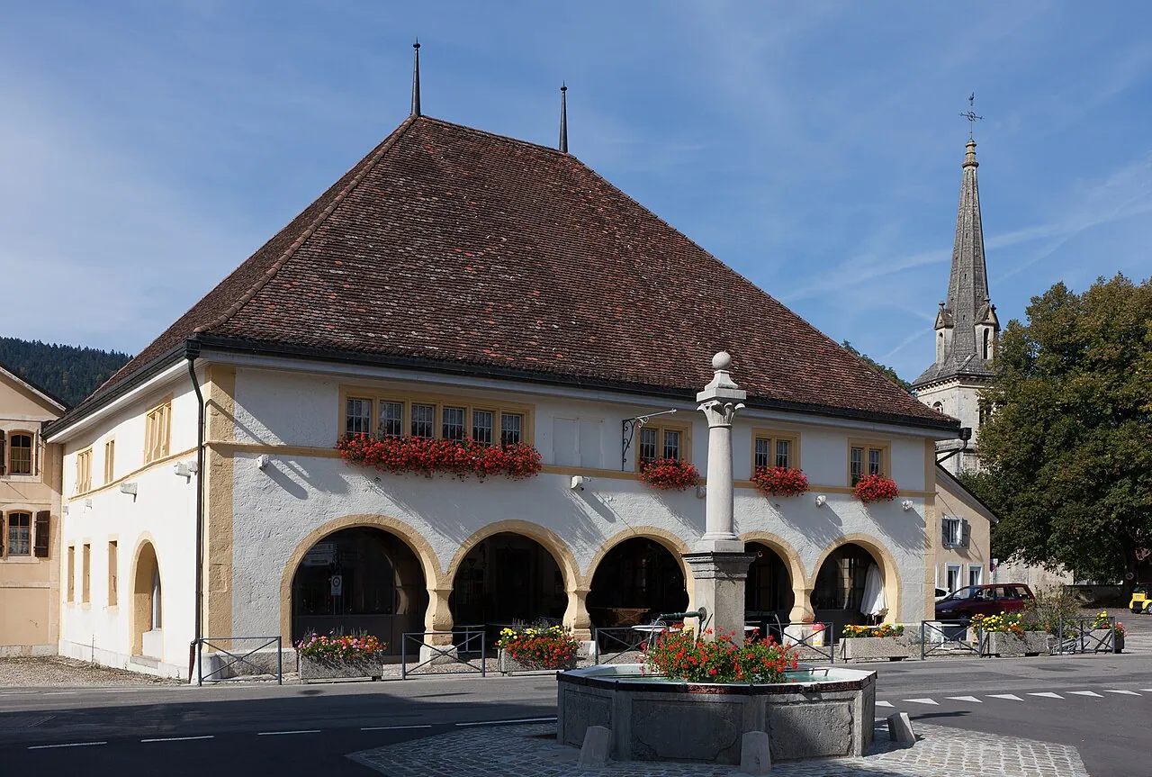 Façade historique de l’Hôtel des Six-Communes qui abrite le restaurant Les Six-Communes à Môtiers.