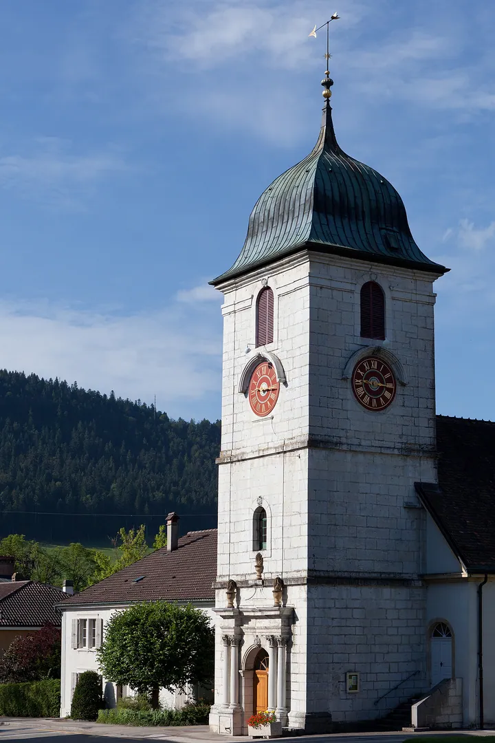 Tour et clocher du temple protestant de Couvet, au Val-de-Travers.
