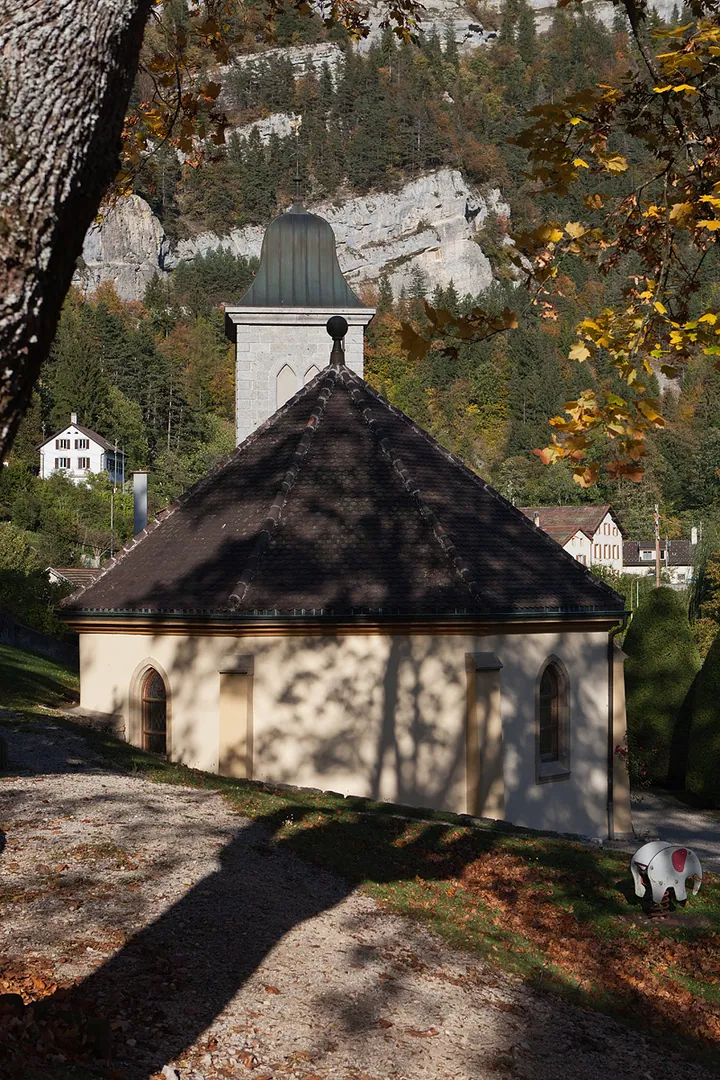 Façade du temple protestant de Noiraigue.