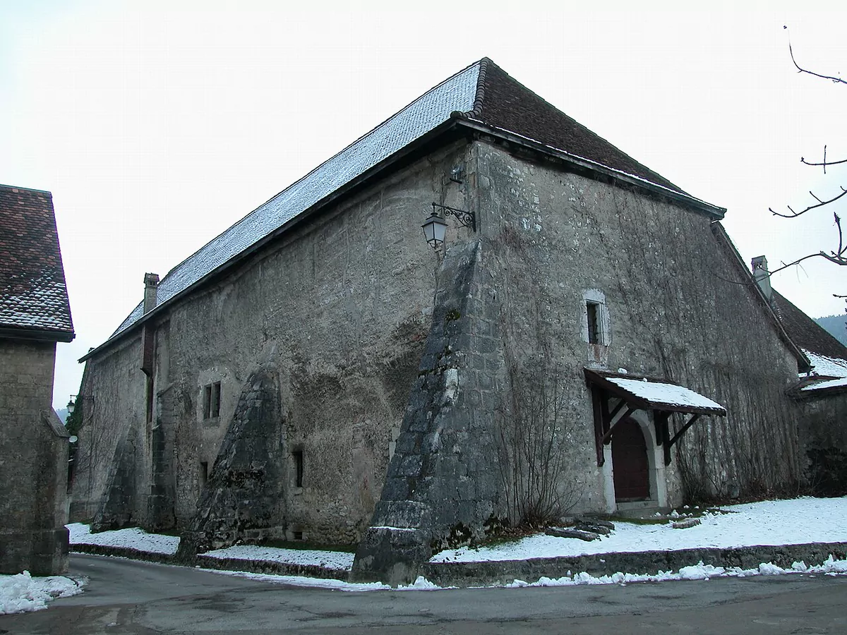 Façades de l’ancienne église du Prieuré Saint-Pierre de Môtiers, lieu historique des caves Mauler.