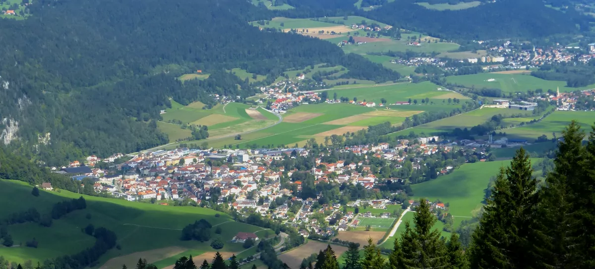 Vue de Fleurier et de la vallée depuis la Petite Robella, sur les hauteurs de Buttes.