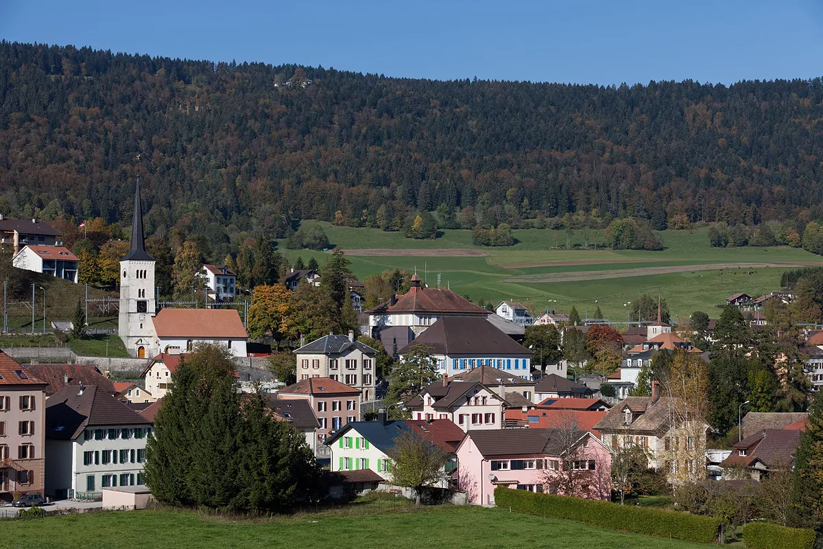 Vue d’ensemble du village de Travers et de son patrimoine bâti.