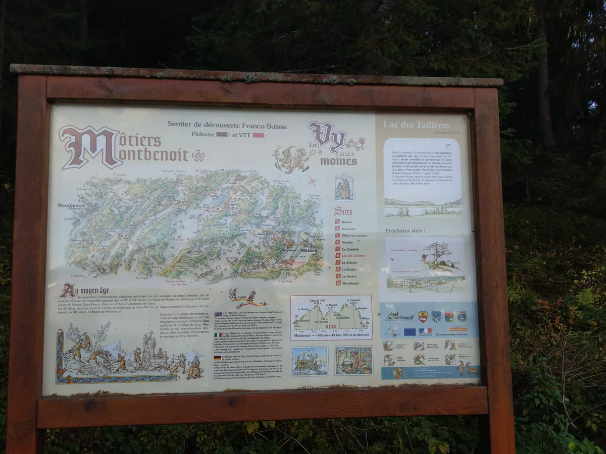 Panneau d’information du sentier franco-suisse La Vy aux Moines au lac des Taillères.